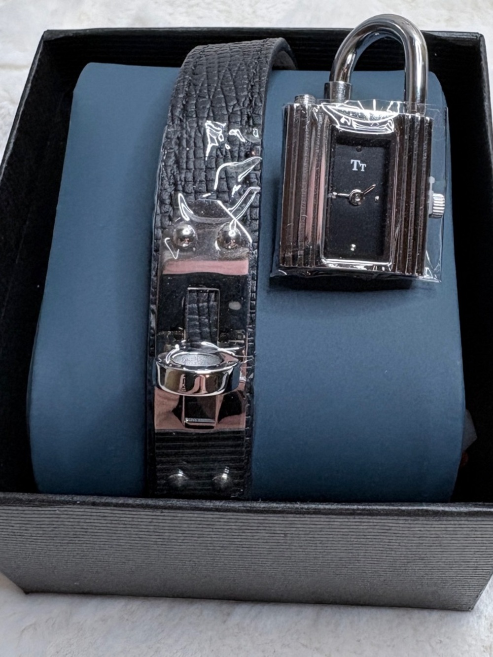 Luxury Style Kelly Padlock Wristwatch in Silver Tone - Picture 3 of 7